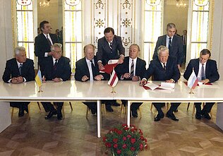 Ukrainos, Baltarusijos, Rusijos vadovai pasirašo susitarimą dėl Sovietų Sąjungos likvidavimo