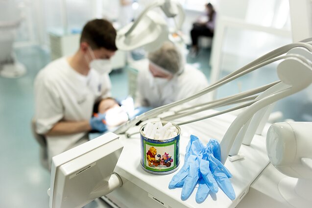VU Medicinos fakulteto Odontologijos instituto studentai gydo Ukrainos vaikų dantis