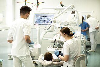 VU Medicinos fakulteto Odontologijos instituto studentai gydo Ukrainos vaikų dantis