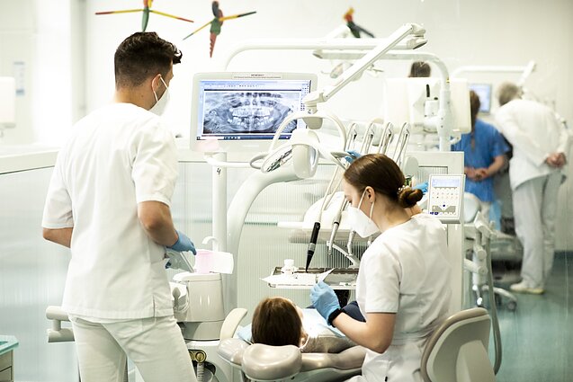 VU Medicinos fakulteto Odontologijos instituto studentai gydo Ukrainos vaikų dantis