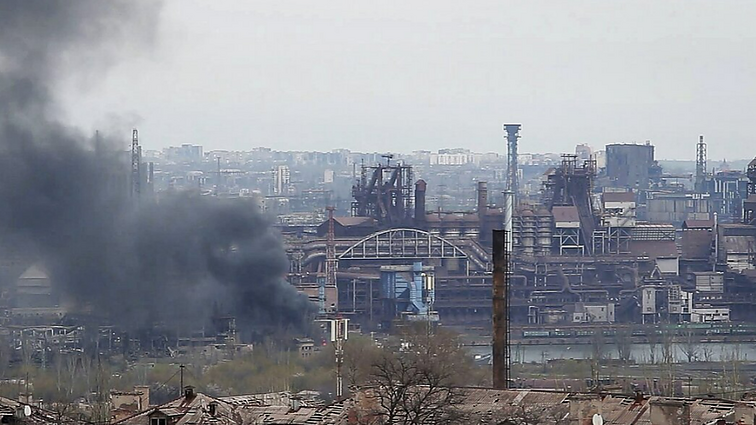 Tęsiantis mūšiams „Azovstal“ gamykloje, JT siunčia naują konvojų požemiuose pasislėpusiems civiliams evakuoti