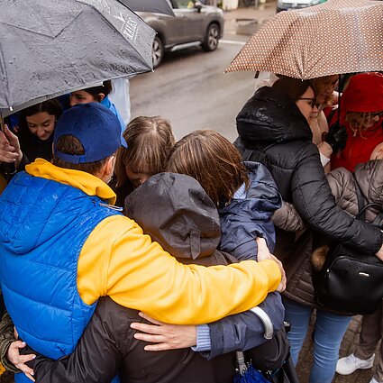 Prie Ukrainos ambasados susirinkę vilniečiai simboliniu apsikabinimu palaikė Ukrainą Prie Ukrainos ambasados susirinkę vilniečiai simboliniu apsikabinimu palaikė Ukrainą