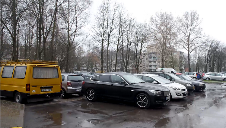 Duobės Kauno daugiabučių kiemuose – miestiečių galvos skausmas