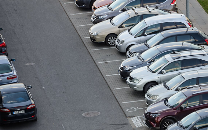 Priminė svarbiausias taisykles: kaip išvengti eismo įvykių automobilių stovėjimo aikštelėse?