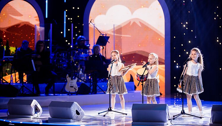 Dainų dainelė 2022. Junė ir Ainė Virškutės, Kamilė Tirūnaitė – „Prie upelio“