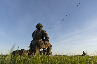 German paratroopers drop into Lithuania German paratroopers drop into Lithuania
