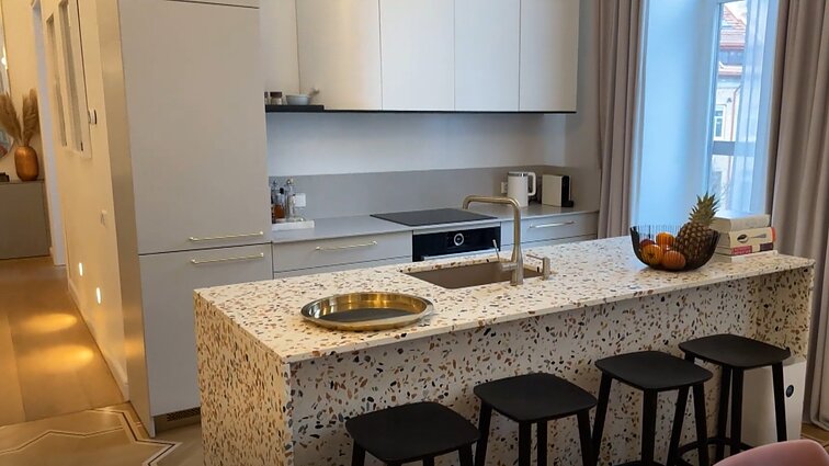 Veranda. Interjero priešingybės, Karibų įkvėptas dizainas ir namais pavirtusios administracinės patalpos