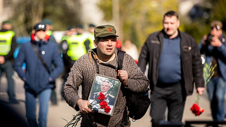 Gegužės 9-osios minėjimas Lietuvoje: atvykus į Antakalnio kapines pasitinka protestuotojai