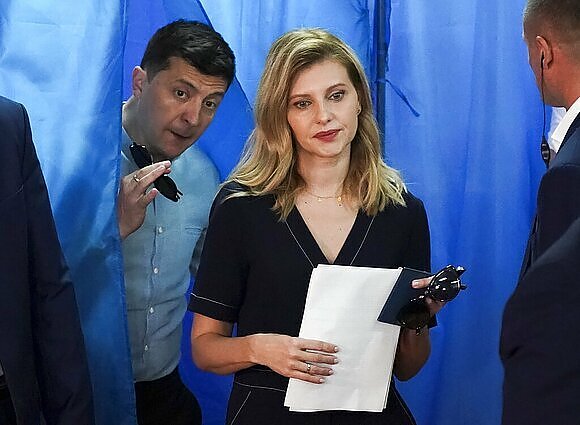 Užnugariu Zelenskiui tapusi pirmoji Ukrainos dama: pasaulis kalba apie Olenos Zelenskos drąsą