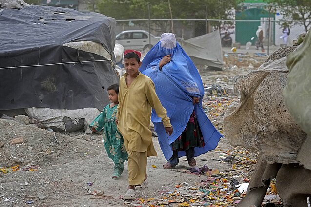 Burkas dėvinčios moterys Afganistane