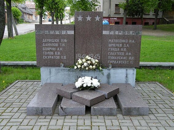 Paminklas žuvusiems sovietų kariams Vilkijoje (prieš pašalinant sovietinę simboliką)