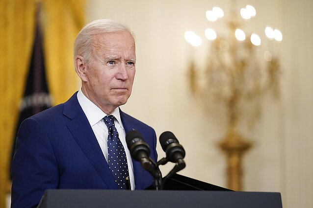 Joe Bidenas pasirašė lendlizo įstatymą: jis palengvins ir paspartins ginkluotės tiekimą Ukrainai