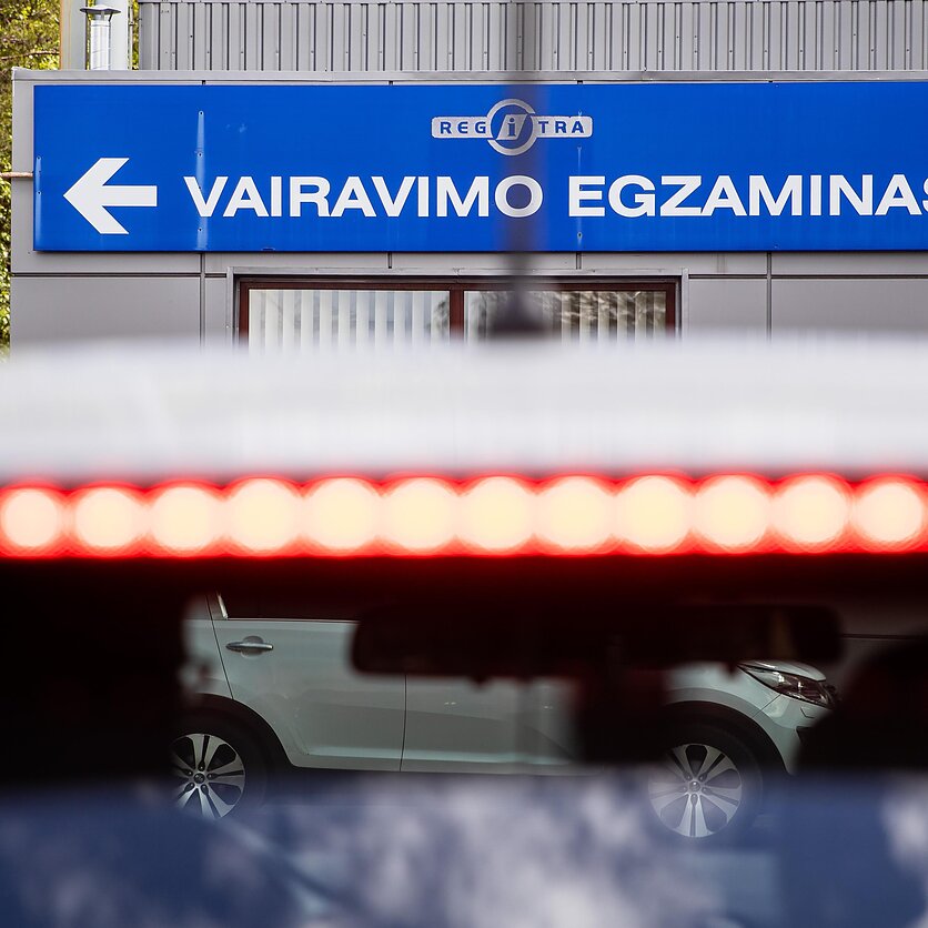 J. Stacevičiaus / LRT nuotr., Radijo byla. „Regitra“ įspėja nesusigundyti sukčių siūlymais „padėti“ įgyjant teisę vairuoti. Teisėtas vaiko atvaizdo viešinimas