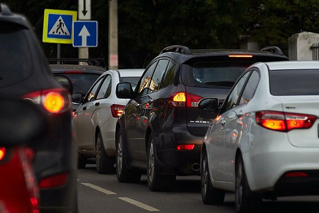 Apie saugias keliones automobiliu: svarbu neužkrauti daiktų ant galinės palangės