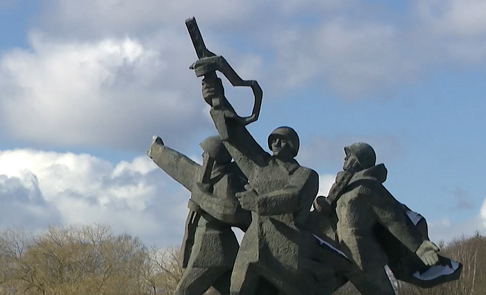 Žinios. Latvijos parlamentarai priėmė įstatymo pataisas, leisiančias pašalinti sovietinius paminklus šalyje