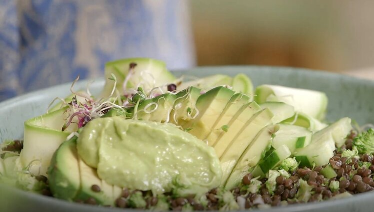 Juodųjų lęšių salotos su brokoliais ir avokadų padažu