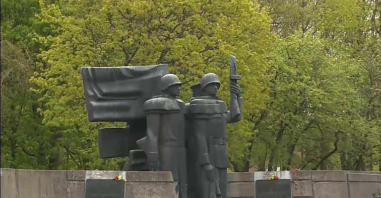 Daliai savivaldybių apsisprendus nukelti sovietinius paminklus, Klaipėdoje šiuo klausimu rengiama miestiečių apklausa