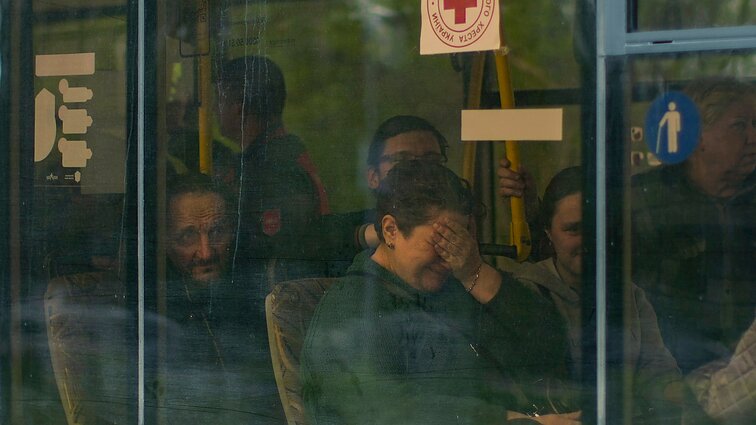 Žinios. Iš „Azovstal“ gamyklos evakuoti civiliai netikėjo, kad pavyks likti gyviems: galėjome tik spėlioti, kas vyksta