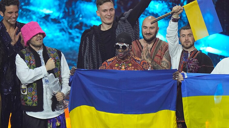 „Slava Ukraini!”: atsiimdami „Eurovizijos“ nugalėtojų statulėlę, „Kalush Orchestra“ pagaliau tarė lauktus žodžius
