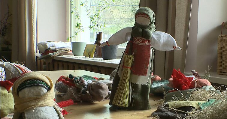 Ritualinės lėlės – meno terapija: rišamos kaip amuletai, dovana, apsauga ar namų puošmena