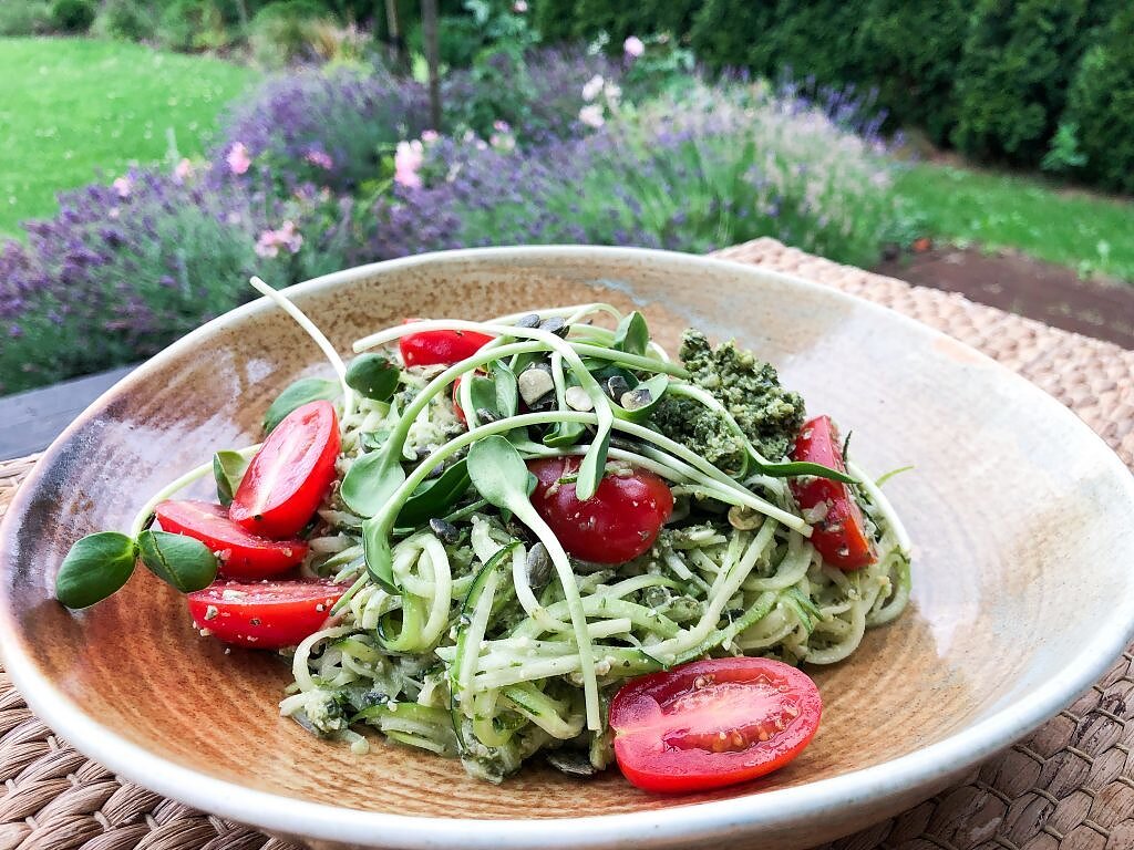Cukinijų spagečių salotos su moliūgo sėklų pesto