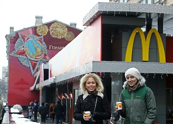 Žinios. „McDonald‘s“ galutinai traukiasi iš Rusijos: parduoda visą verslą regione