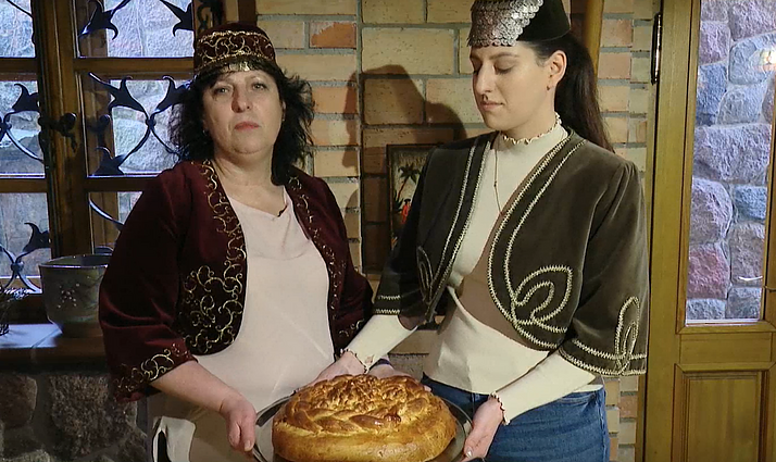 Geriausiai išlikusi karaimų tradicija – vestuvių ceremonija: trakietė Ingrida rodo, kaip gaminamas jaunųjų pyragas