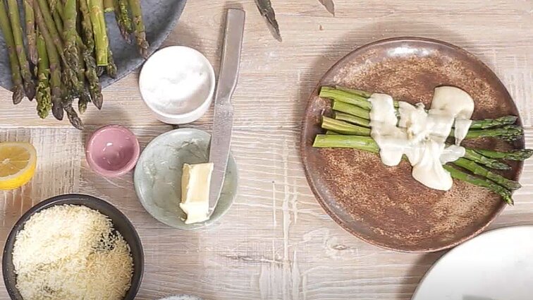 Lengvas garnyras vos per 3 minutes: smidrai su sūrio padažu