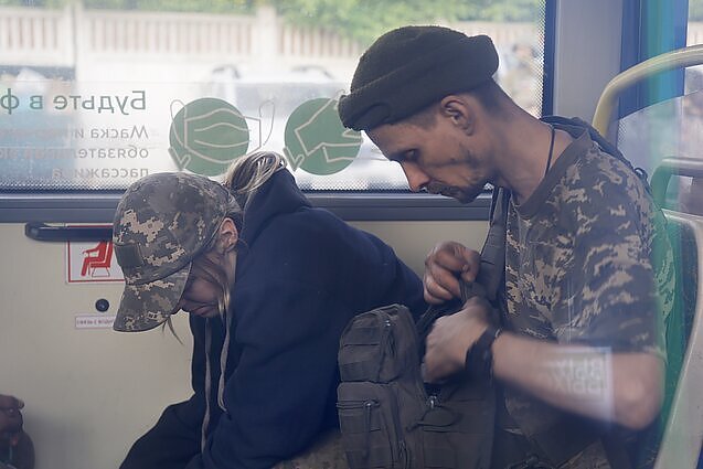 Savaitė. Kas laukia ginklus sudėjusių „Azovstal“ gamyklos Mariupolyje gynėjų – teismas Rusijoje ar grįžimas namo?