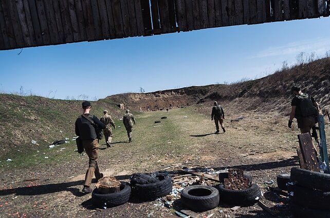 Lvive apmoko norinčius kariauti: kai kurie ginklą rankose laiko pirmą kartą