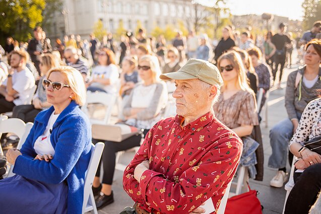 Sostinės Lukiškių aikštėje surengta pirma masinė žuvusių karių ir civilių pagerbimo ceremonija – Lydėtuvės Ukrainos herojams