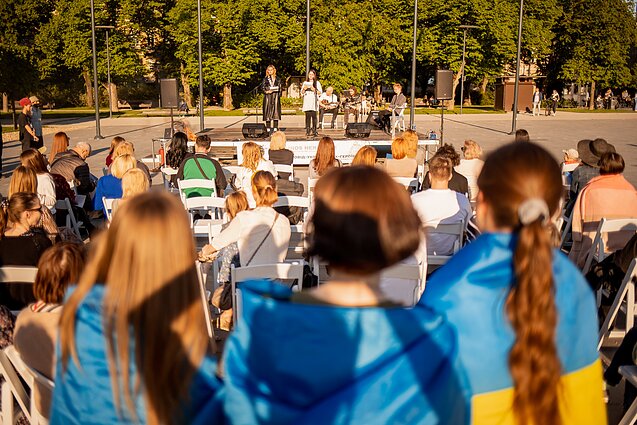 Sostinės Lukiškių aikštėje surengta pirma masinė žuvusių karių ir civilių pagerbimo ceremonija – Lydėtuvės Ukrainos herojams
