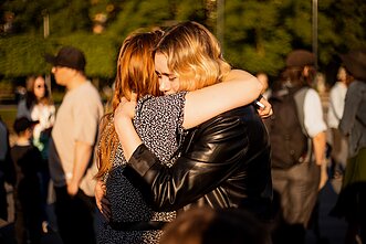 Sostinės Lukiškių aikštėje surengta pirma masinė žuvusių karių ir civilių pagerbimo ceremonija – Lydėtuvės Ukrainos herojams