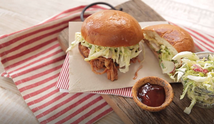 Pikniko patiekalas, kuriuo pamaitinsite dešimtis žmonių: plėšytos kiaulienos mėsainiai su namų gamybos padažu