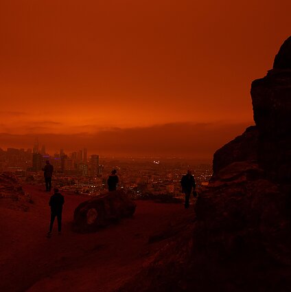 Sutemos. Bėgant skustuvo ašmenimis