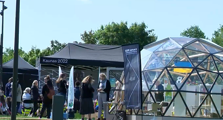 Patogi galimybė gamtoje mėgautis knyga – Kalniečių parke vasaros metu veiks speciali biblioteka