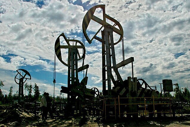 Politologas apie derybas dėl rusiškos naftos embargo: infliacijos akivaizdoje politinė valia aižėja