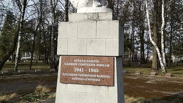 Dešimtmečius stovėjusio kario paminklo neliko per pusvalandį: nukeliami sovietiniai paminklai