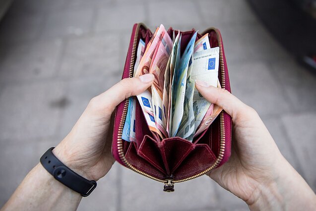 Žinios. Nuo kitų metų didės minimali mėnesio alga, socialinės išmokos, šalpos pensijos bei kompensacijos neįgaliesiems