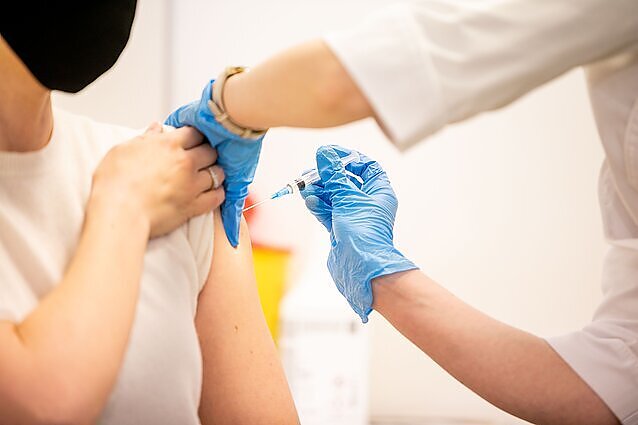 Žinios. Nuo šiandien ketvirta COVID-19 vakcinos doze gali pasiskiepyti pilnamečiai, sergantys lėtinėmis ligomis