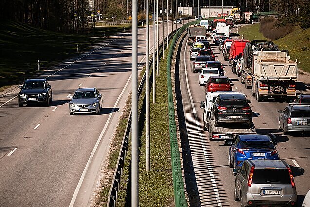 Reide tikrinti automobiliais keliaujantys vaikai: net kėdutėse vežami vaikai dažnai prisegami neteisingai
