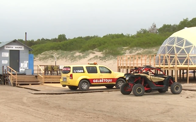 Pajūryje gelbėtojai kimba į darbus: kol poilsiautojų dar nėra, mokosi ir tvarko paplūdimius
