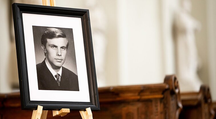 Į paskutinę kelionę išlydėtas Laimonas Tapinas: atsisveikinti su juo atvyko artimieji, kolegos ir buvę studentai