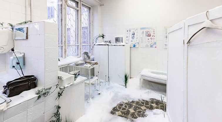 Fabrike „Lelija“ atidaryta meno paroda, kurioje pastato praeitį ir dabartį reflektuojanti instaliacija