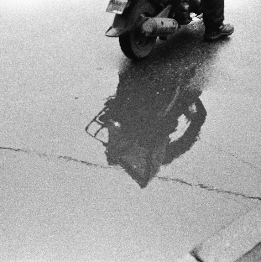 Tanya Pro / „Unsplash“ nuotr., Lietus / bala / motociklas / nespalvota