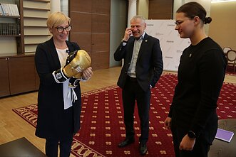 Jurgita Šiugžinienė sveikino Gabrielę Stonkutę Jurgita Šiugžinienė sveikino Gabrielę Stonkutę