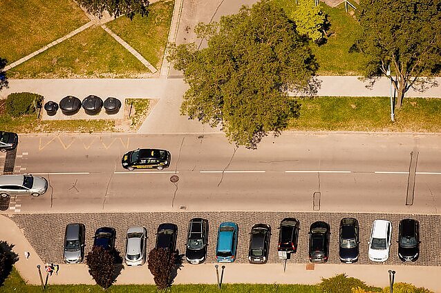 Žinios. Miesto erdvių priežiūra vasarą: kol vienur tvarka rūpinasi robotai, kitur paliekamos nešienautos oazės