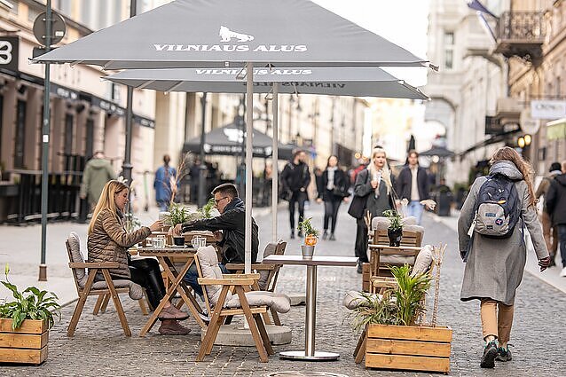 Žinios. Susiduriama su darbuotojų trūkumu: ekonomistų teigimu, per COVID-19 žmonės įprato nedirbti ir gauti išmokas