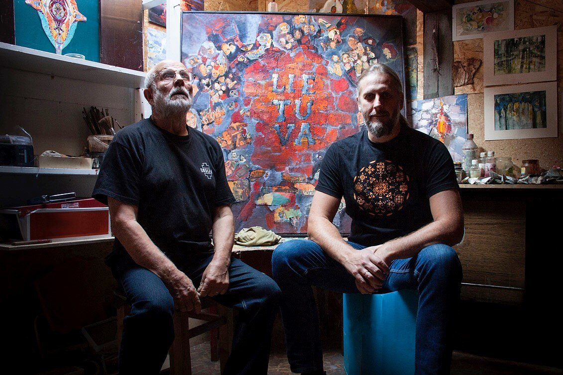 Aistė Smilgevičiūtė ir grupė „Skylė“ pristato dainą tėvams