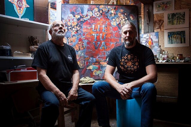 Aistė Smilgevičiūtė ir grupė „Skylė“ pristato dainą tėvams